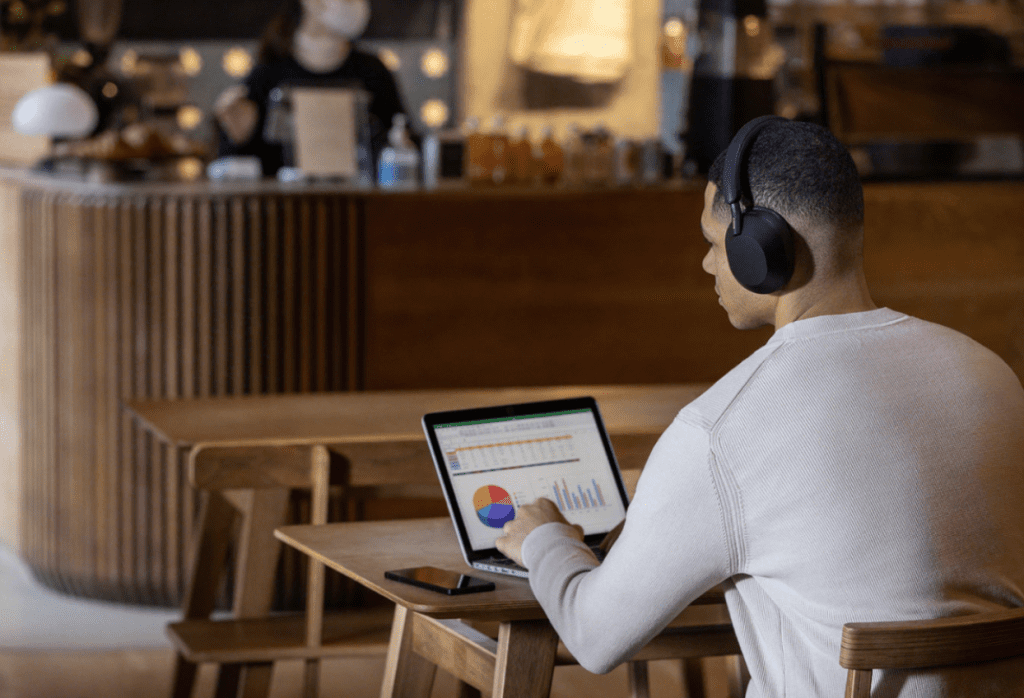 Best Noise Cancelling Headphones for Studying in a Coffee Shop